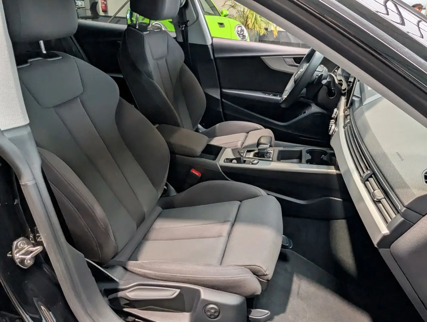 Audi A5 Sportback S line 2023 — передні сидіння