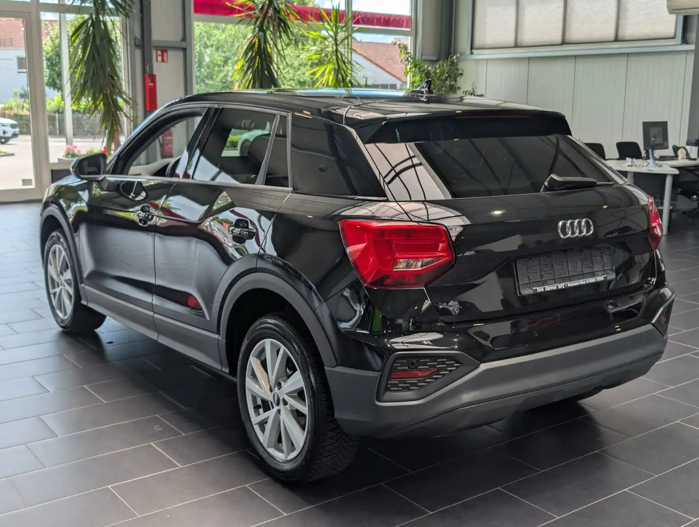 Audi Q2 2022 — вид ззаду