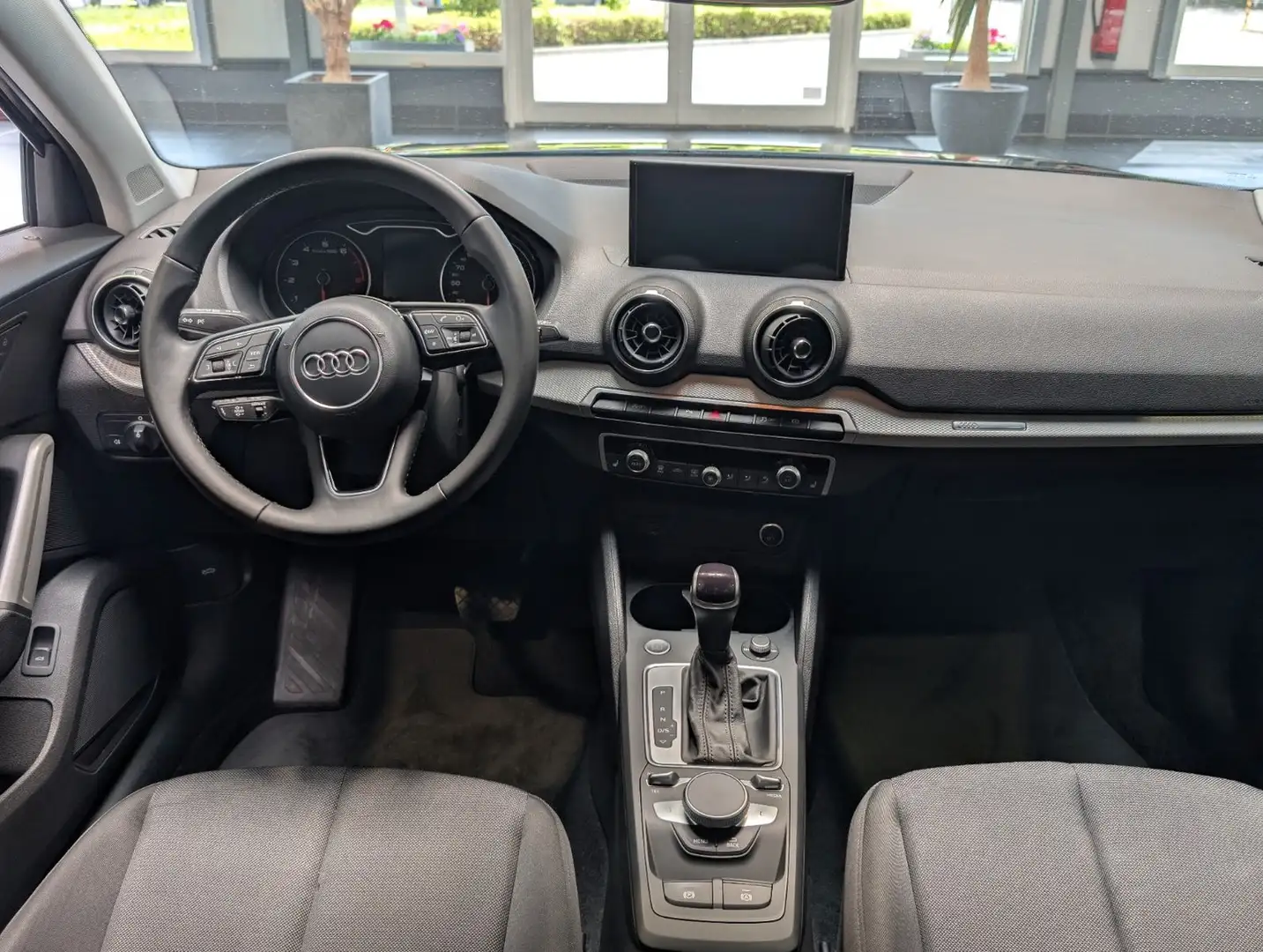 Audi Q2 2022 — панель приладів