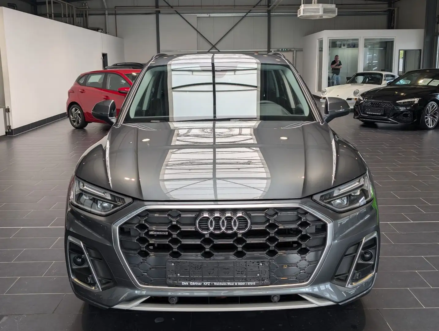 Audi Q5 S line 2023 — спереду прямо