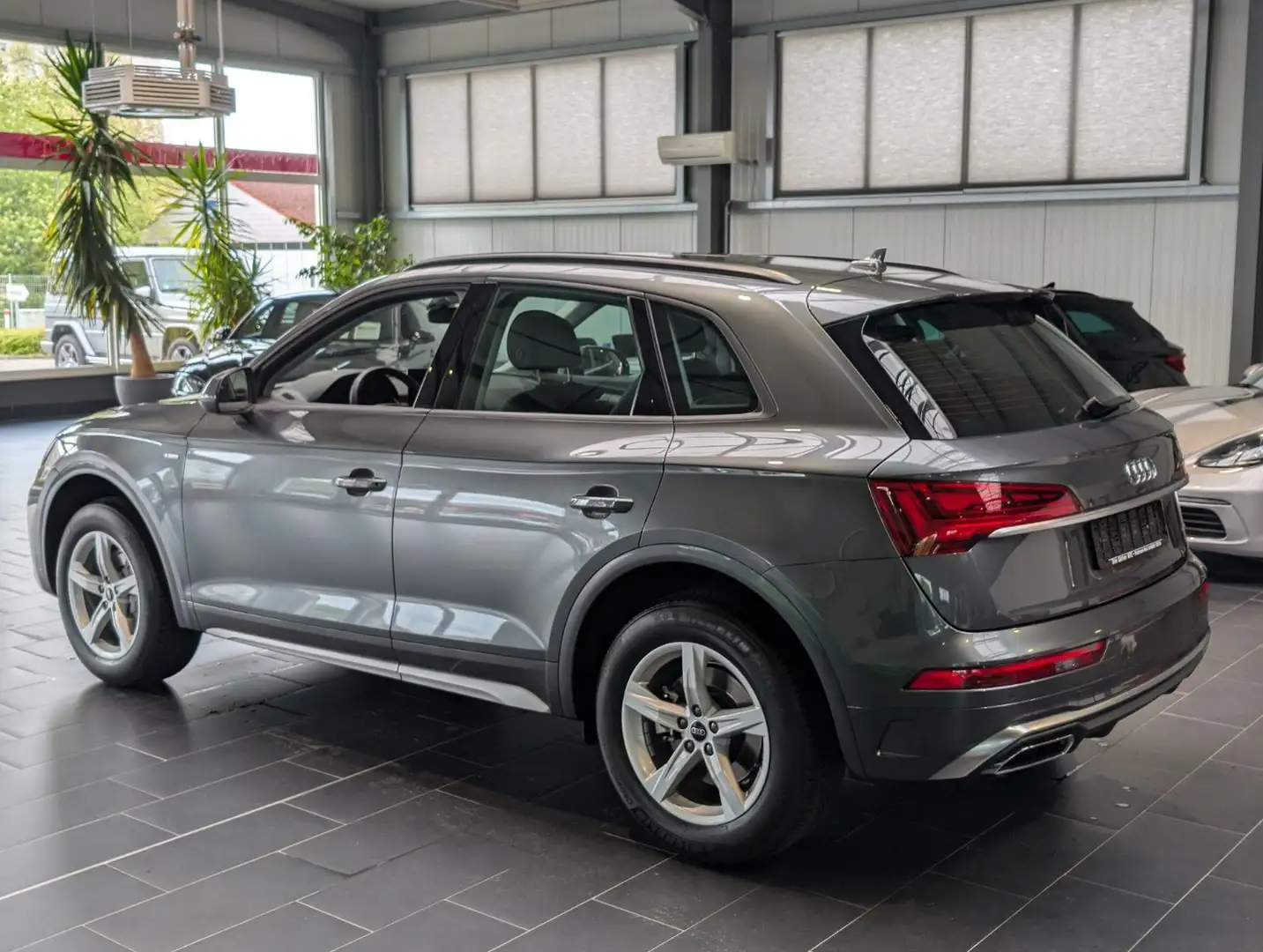 Audi Q5 S line 2023 — вид ззаду