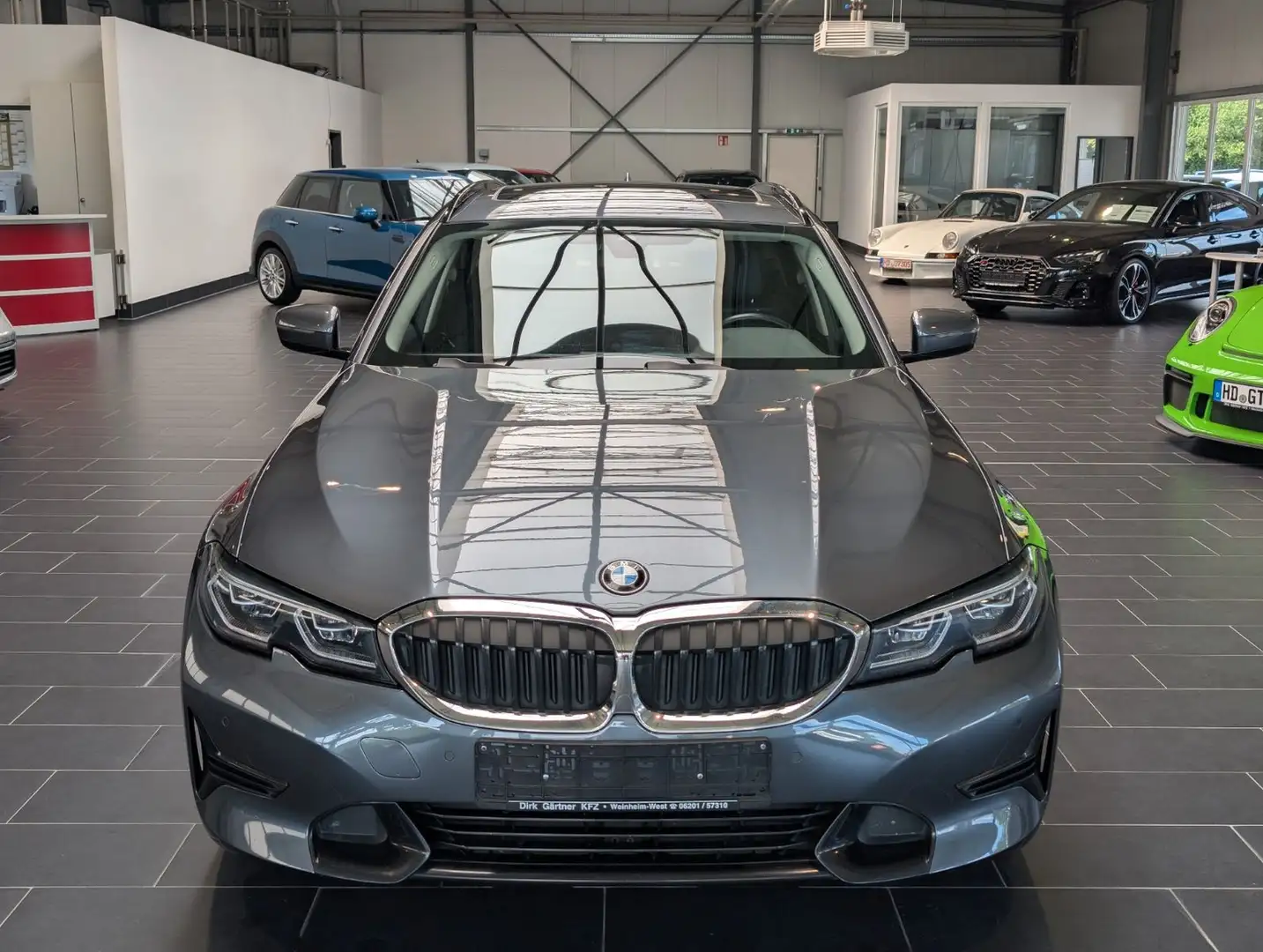 BMW 320d Touring 2022 — спереду прямо