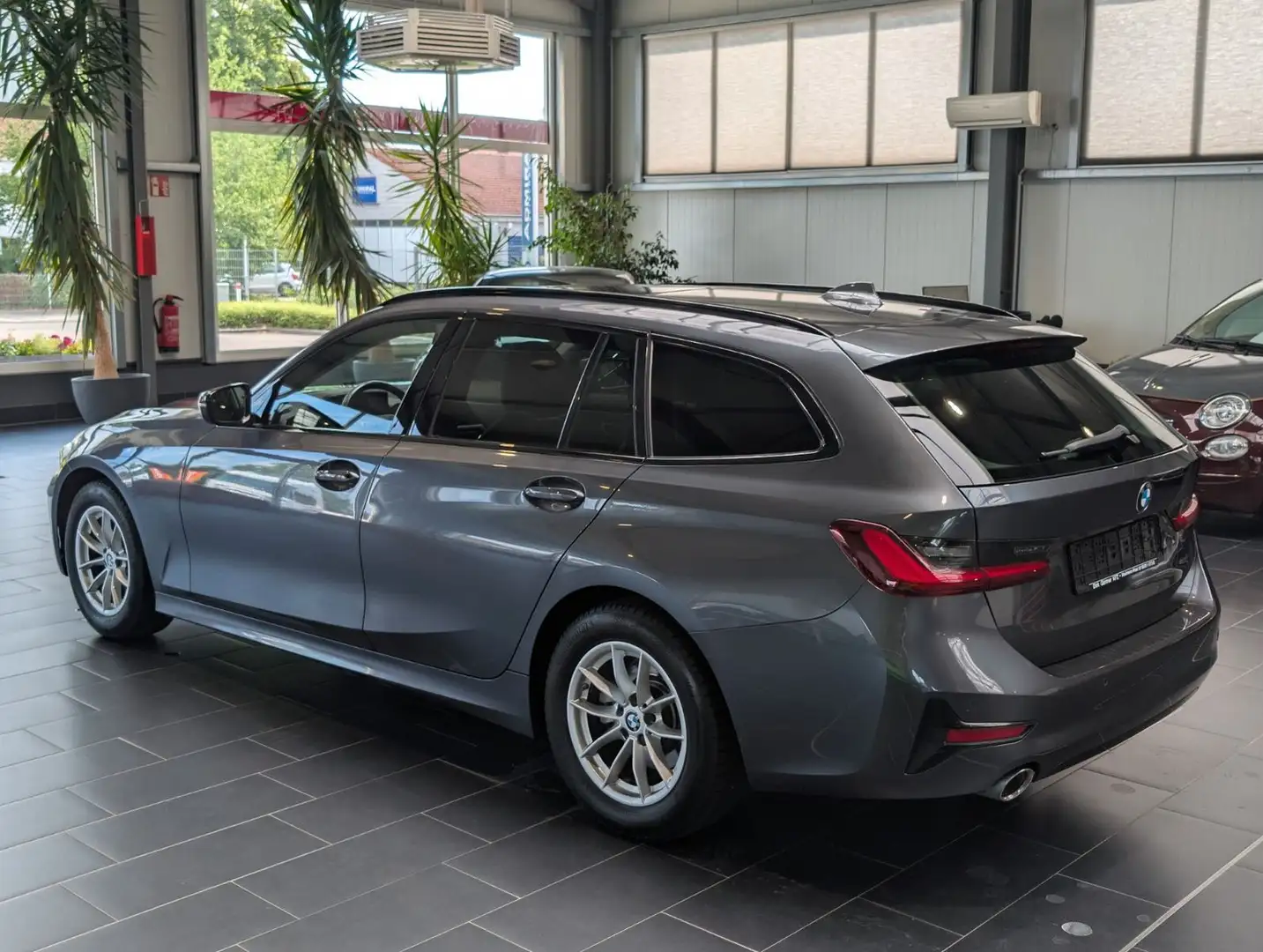 BMW 320d Touring 2022 — вид ззаду