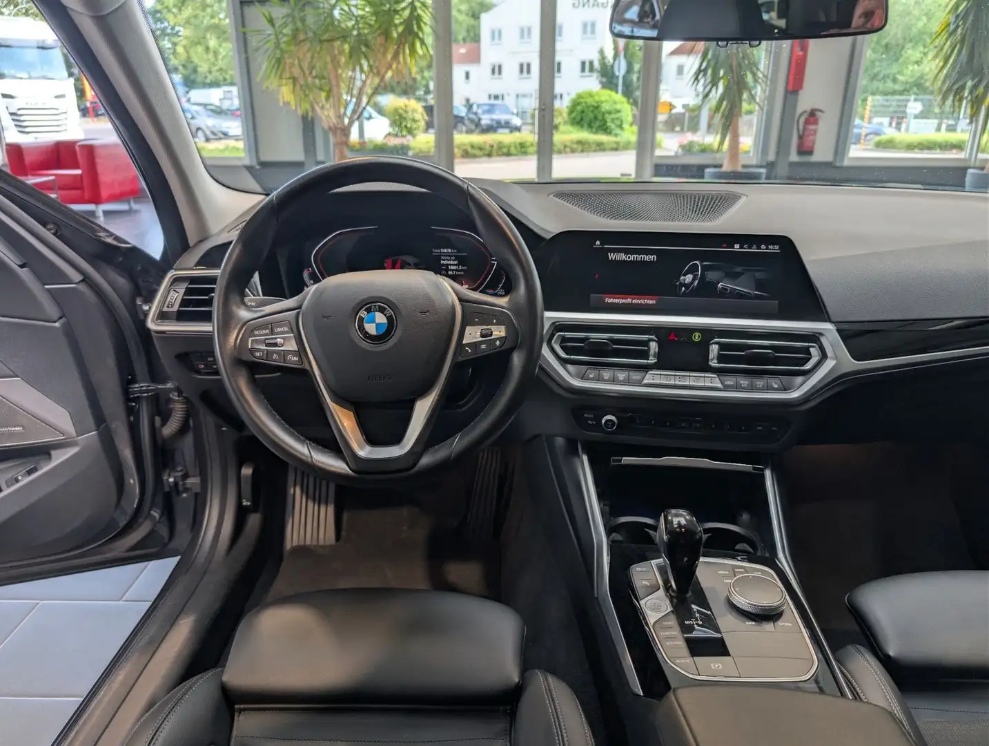 BMW 320d Touring 2022 — інтер'єр