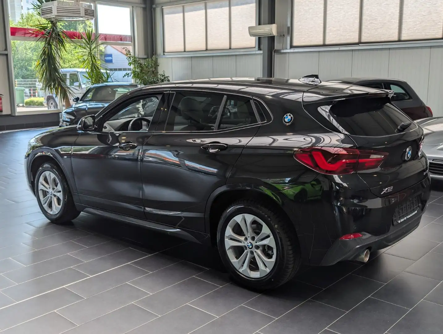 BMW X2 M Sport 2023 — вид ззаду