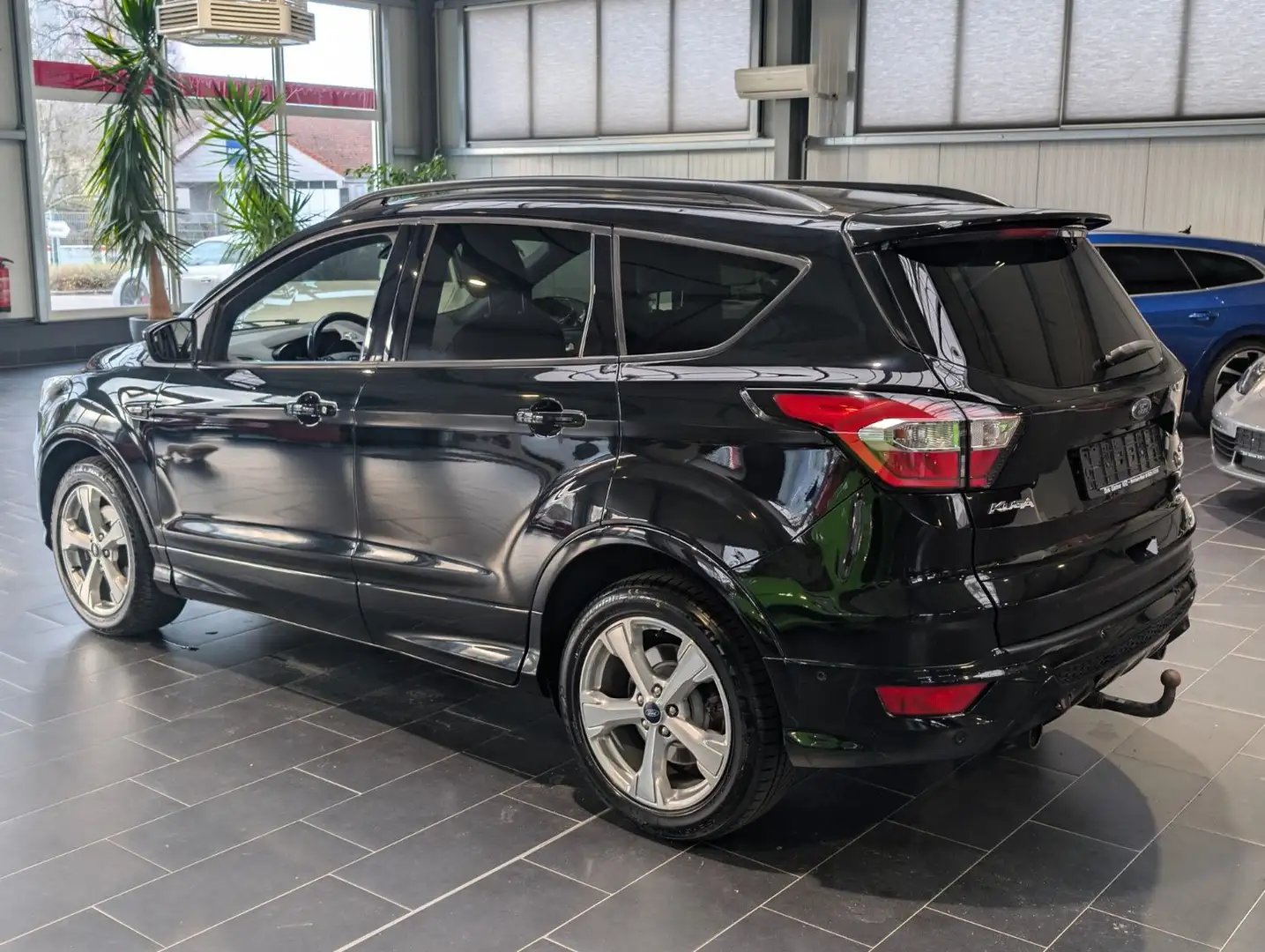Ford Kuga 2019 — вид ззаду