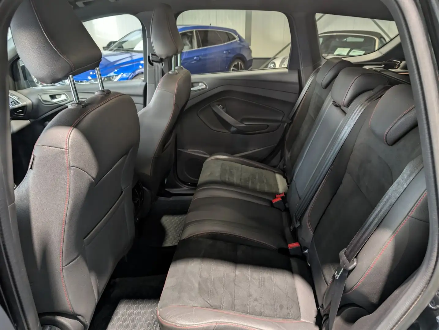 Ford Kuga 2019 — задні сидіння