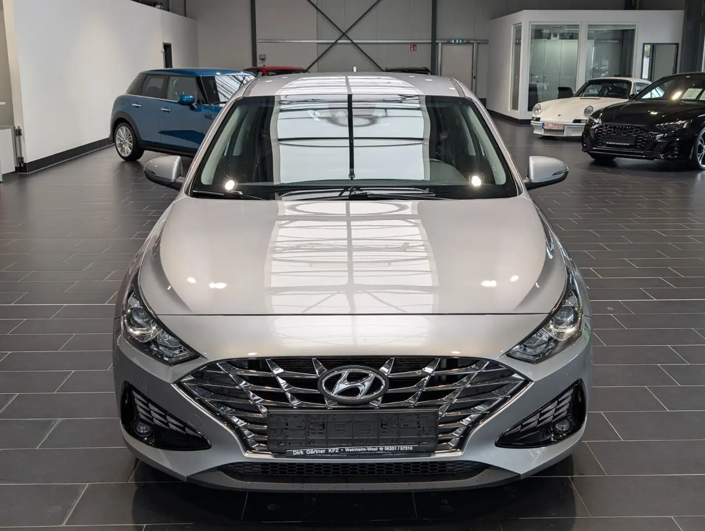 Hyundai i30 Mild-Hybrid 2023 — спереду прямо