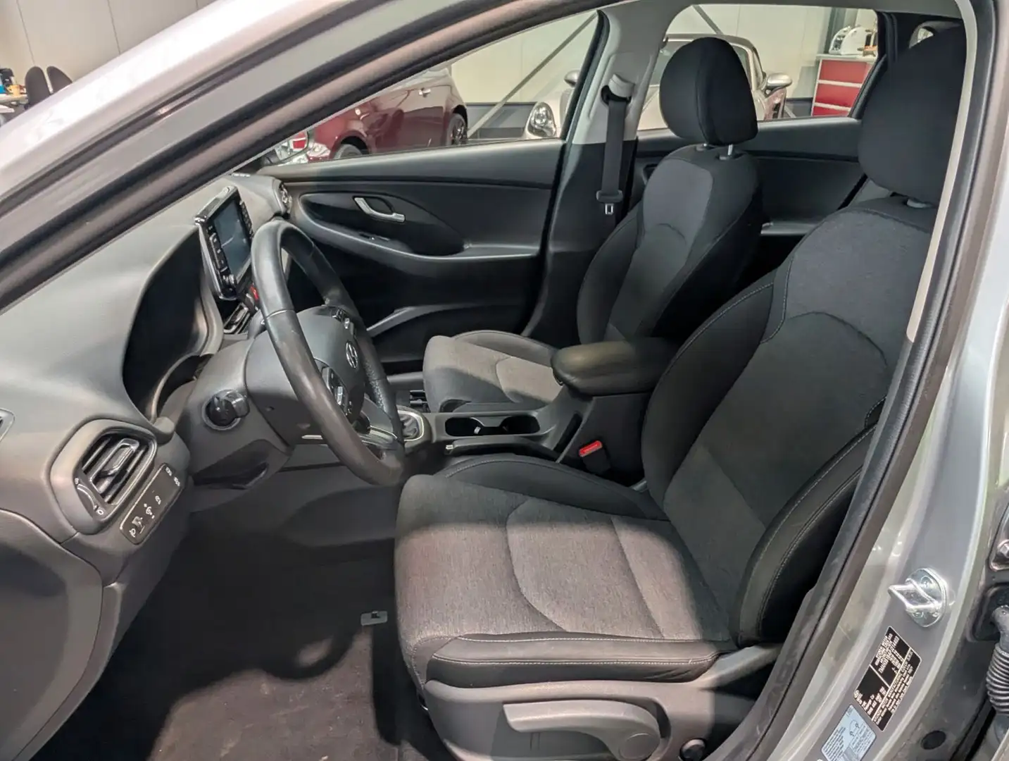 Hyundai i30 Mild-Hybrid 2023 — передні сидіння