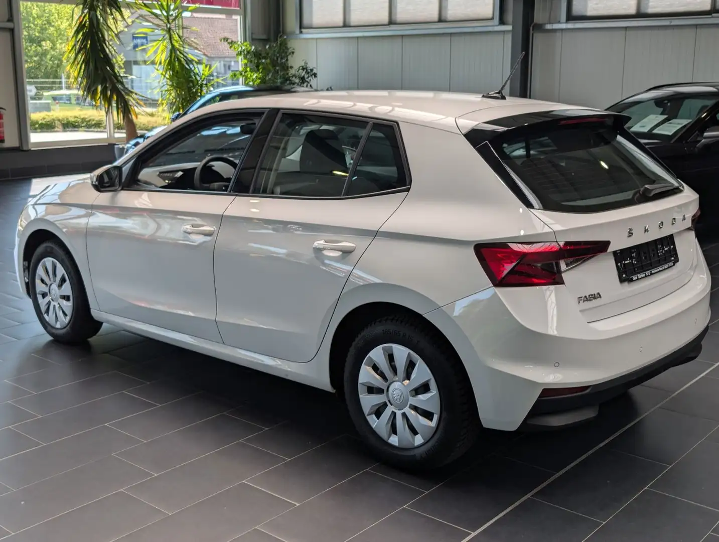 Škoda Fabia 2023 — вид ззаду