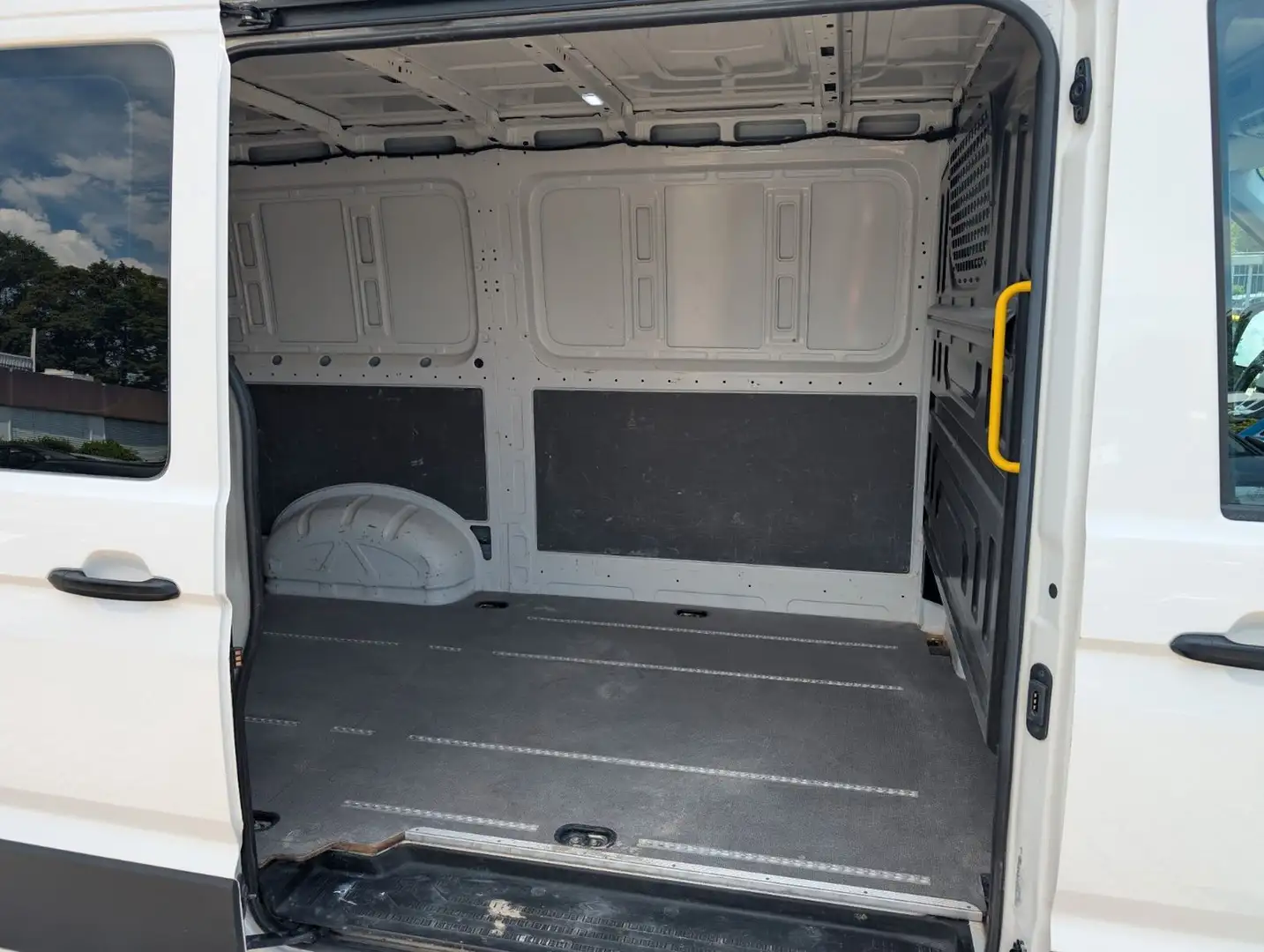 VW Crafter 2022 — вантажний відсік збоку
