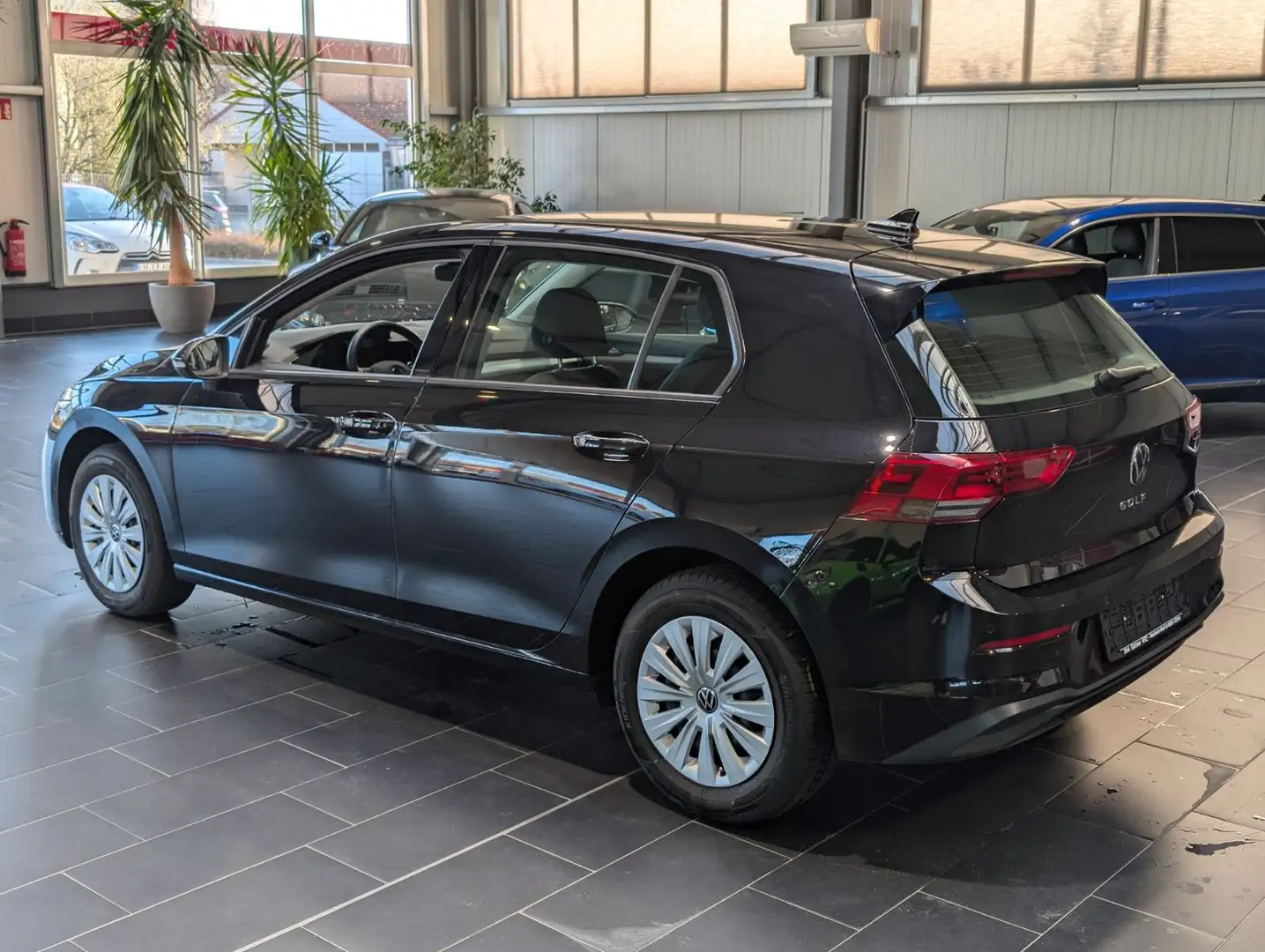 VW Golf 8 2022 — вид ззаду