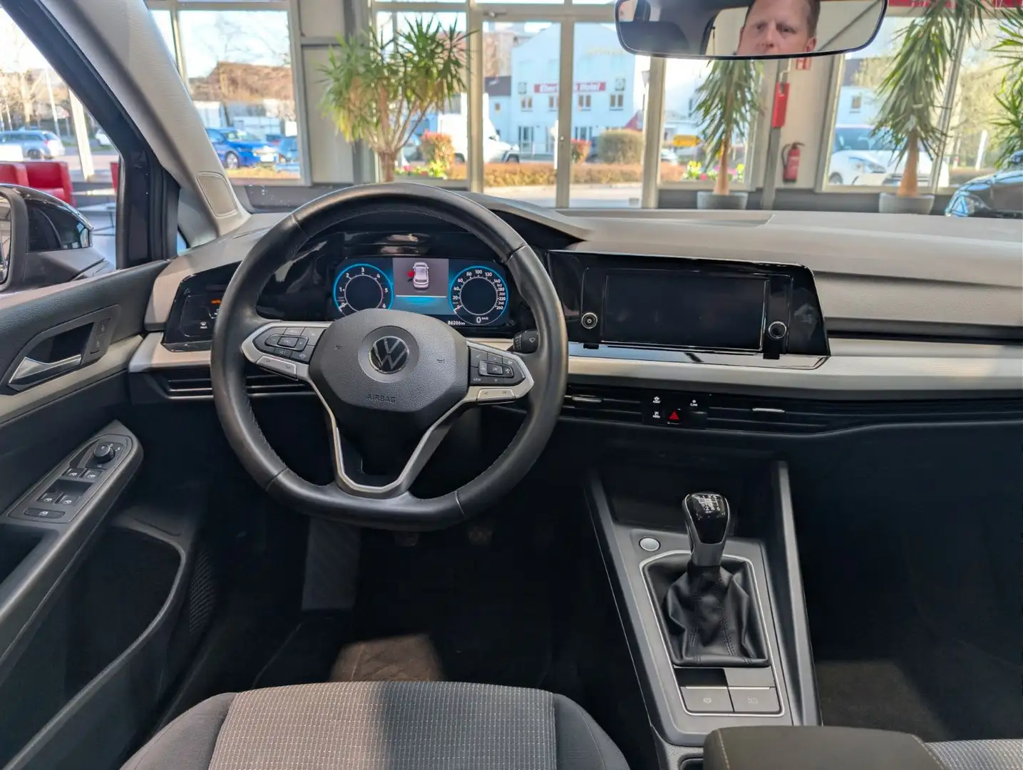 VW Golf 8 2022 — панель приладів
