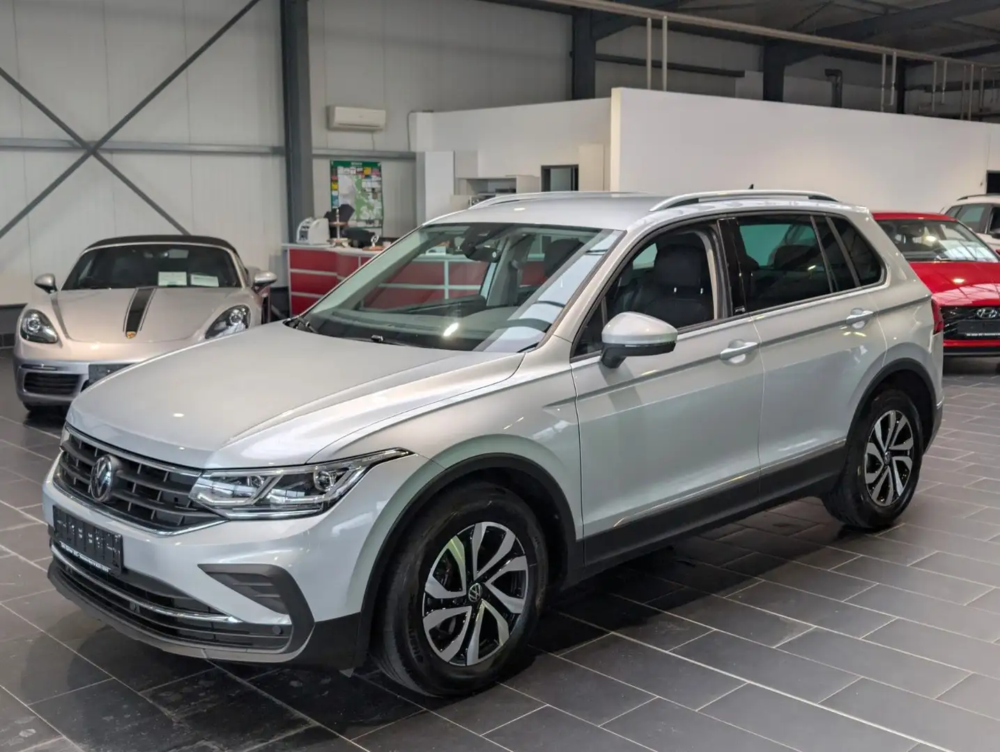 VW Tiguan Life 2022 — вид спереду