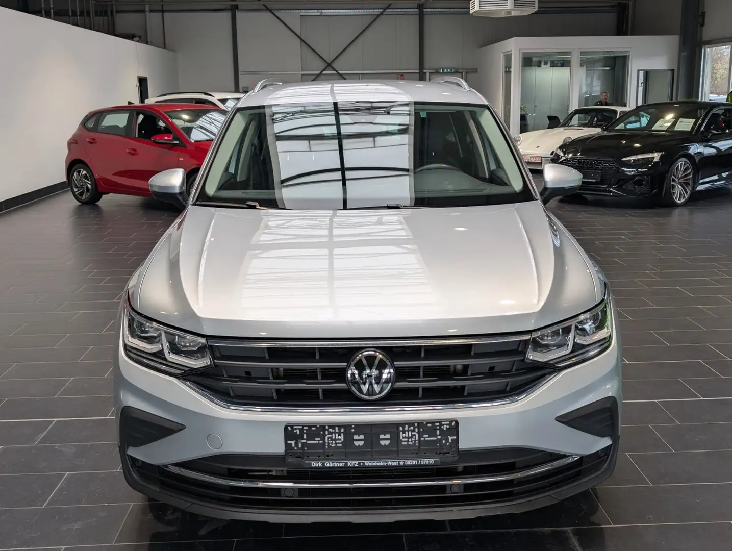 VW Tiguan Life 2022 — спереду прямо