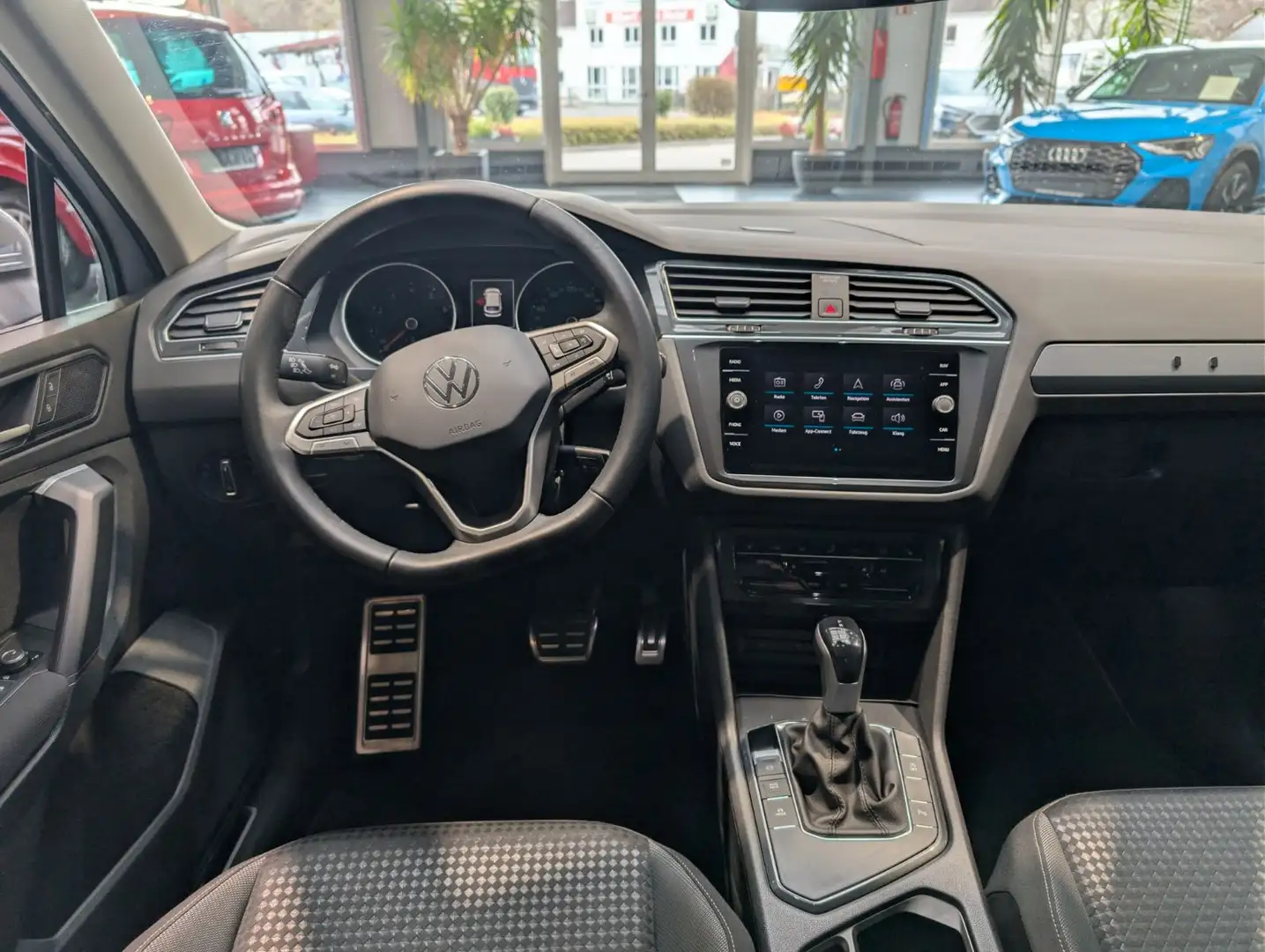 VW Tiguan Life 2022 — панель приладів