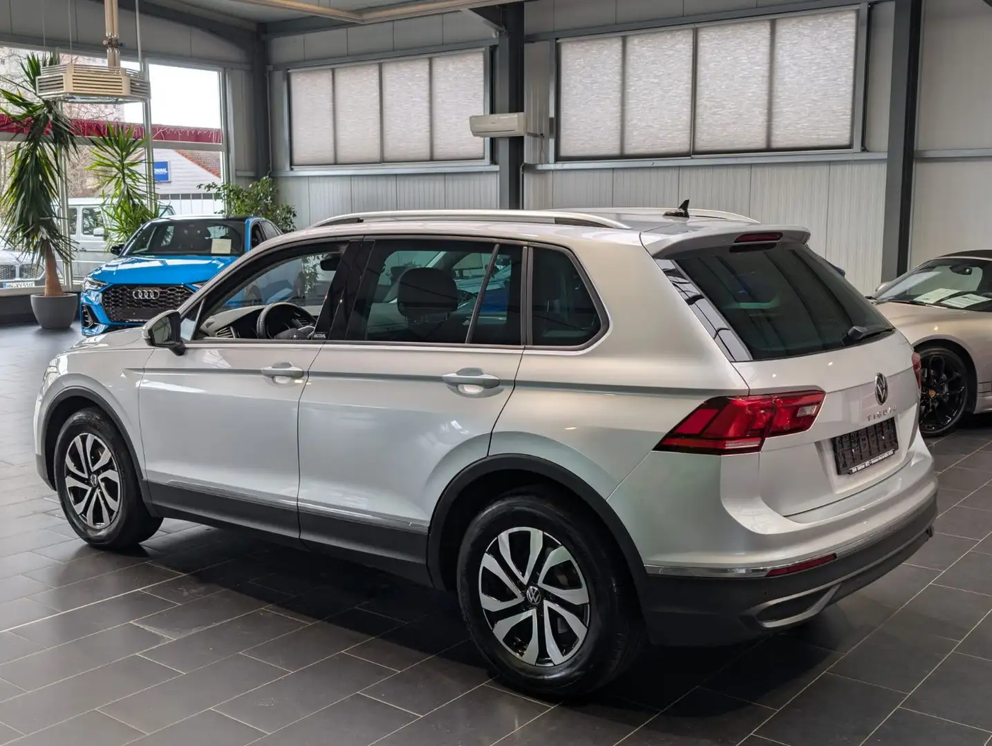 VW Tiguan Life 2022 — вид ззаду